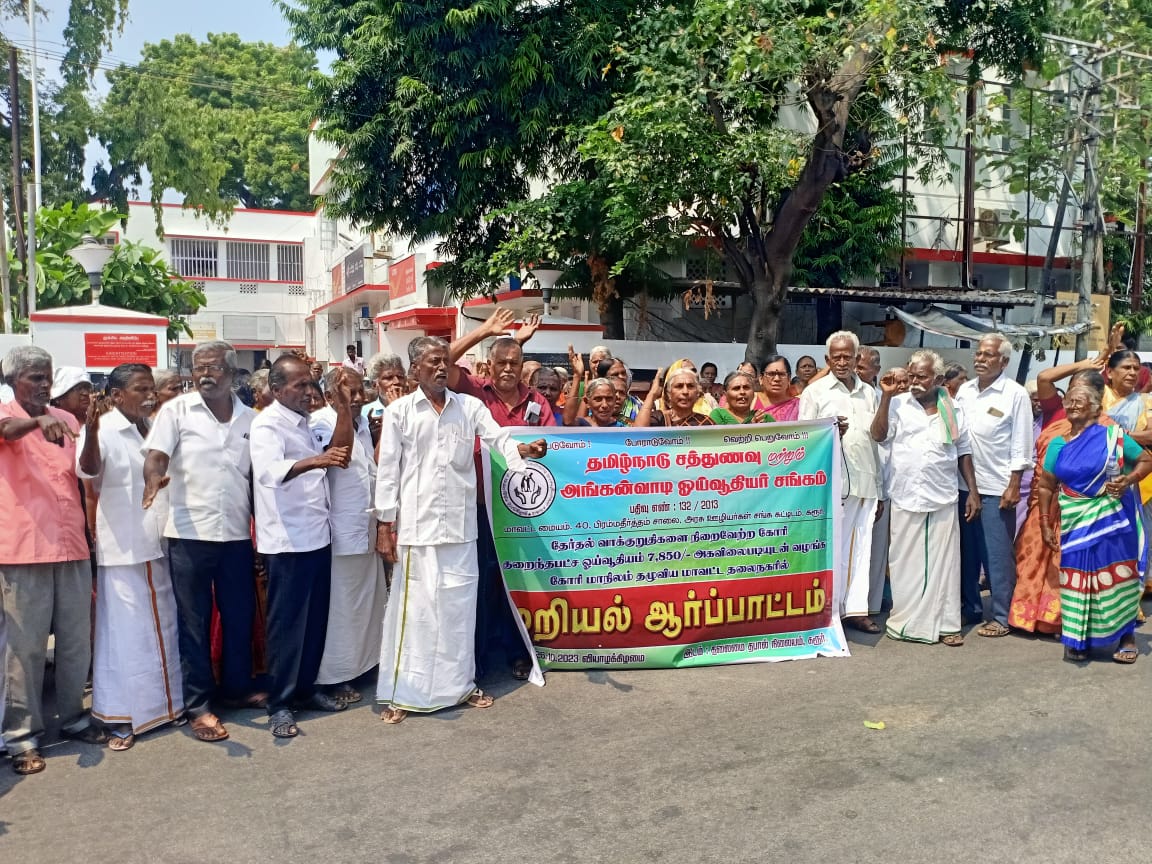 கரூர் ஸ்ரீ கல்யாண பசுபதீஸ்வரர் ஆலயத்தில் எட்டாவது நாள் நவராத்திரி கொலு பொதுமக்கள் வழிபாடு.