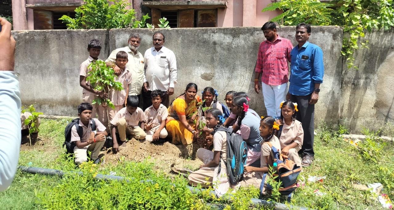 அனந்தபுரம் ரோட்டரி சமுதாய குழுமம் சார்பாக அனந்தபுரம் சமுதாயக் கூடத்தில் மரக்கன்று நடும் நிகழ்ச்சி நடைபெற்றது