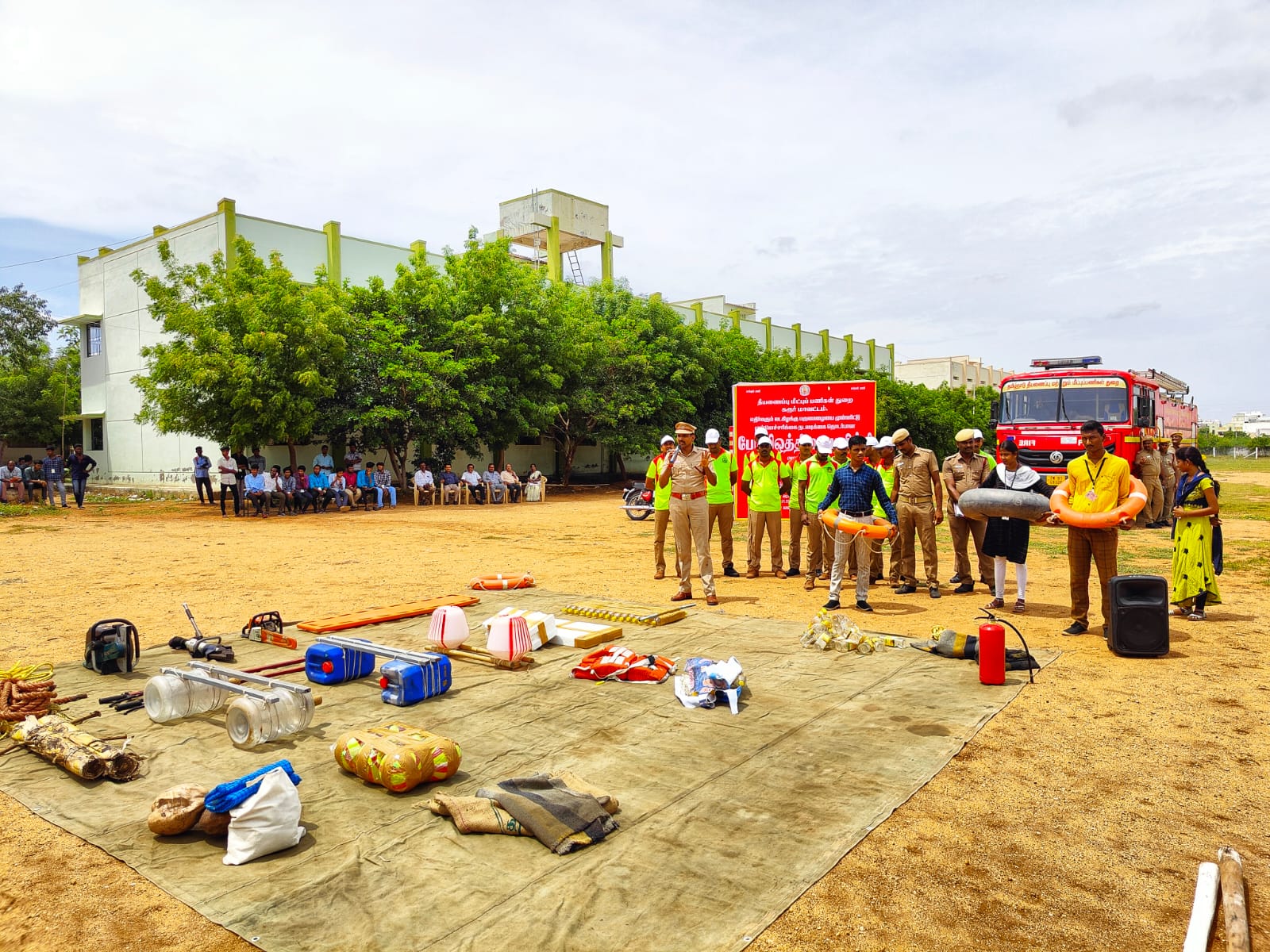 தீயணைப்பு மற்றும் மீட்புப் பணிகள் துறை சார்பில் எதிர்வரும் வடகிழக்கு பருவமழையை முன்னிட்டு முன்னெச்சரிக்கை நடவடிக்கை தொடர்பான போலி ஒத்திகை கரூர் அரசு கலைக் கல்லூரியில் நடைபெற்றது.