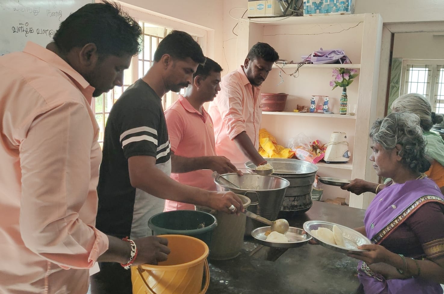 திருப்பத்தூர் மாவட்டம் ஜோலார்பேட்டை கடை தெரு அம்பேத்கர் கிரிக்கெட் கிளப் தொடங்கி ஒரு வருடம் நிறைவு பெற்றதை யொட்டி நேசம் முதியோர் இல்லத்திற்கு காலை சிற்றுண்டி வழங்கினார்கள்.