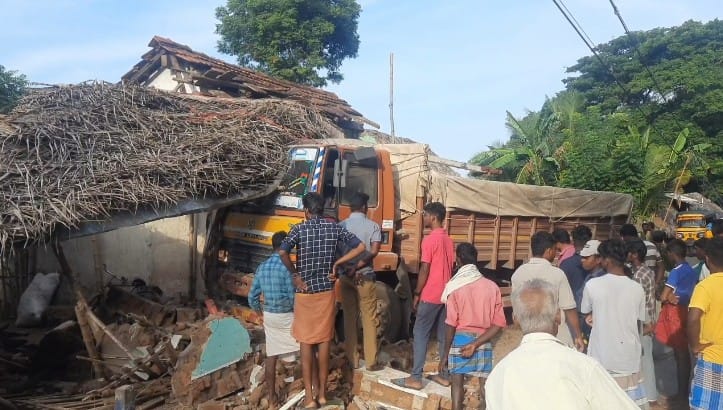 வீட்டிற்குள் புகுந்த சிமெண்ட் ஏற்றி வந்த லாரி அதிர்ஷ்டவசமாக உயிர் தப்பிய குடும்பத்தினர்.