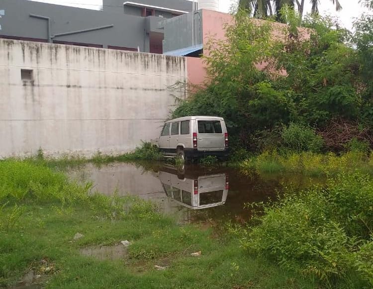 மணம்பூண்டி ஊராட்சியில் தேங்கி இருக்கும் மழை நீரால் நோய் தொற்று ஏற்படக்கூடும் அச்சத்தில் வாழும் அப்பகுதி மக்கள்.