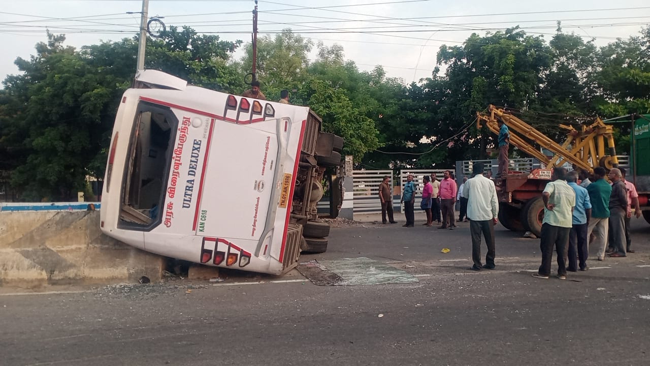 திருநெல்வேலி- மதுரை தேசிய நெடுஞ்சாலையில் அரசு விரைவு பேருந்து, திடீரென ஓட்டுநரின் கட்டுப்பாட்டை இழந்து விபத்து