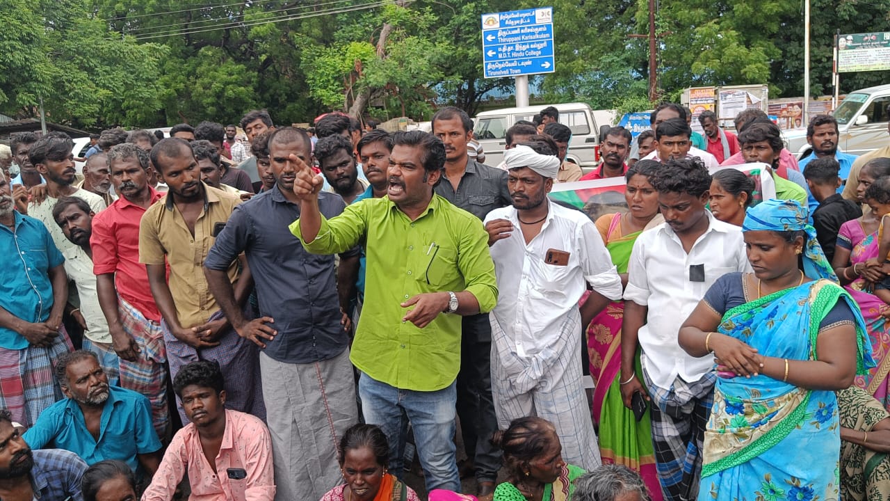 திருநெல்வேலியில்,  குடோனில் புகுந்து வெட்டிக் கொல்லப்பட்ட, இளம்பெண்ணின் உடலை வாங்க மறுத்து, உறவினர்கள் சாலை மறியல் போராட்டம்!