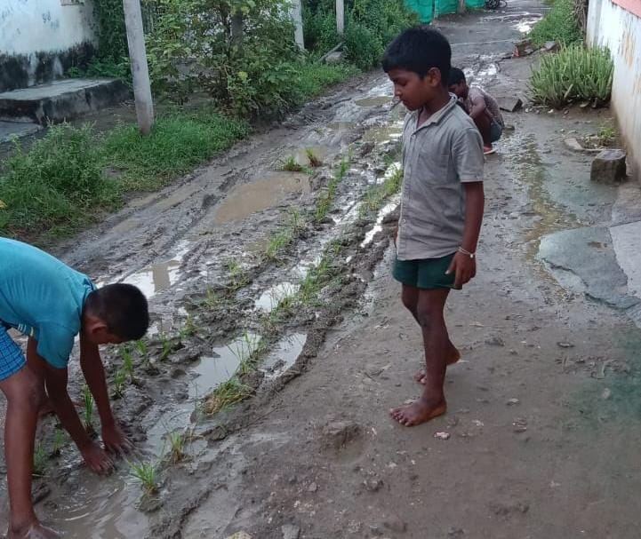 10 ஆண்டுகளுக்கு மேல் சீரமைக்கபடாத சேரும் சகதியும் ஆக உள்ள சாலை