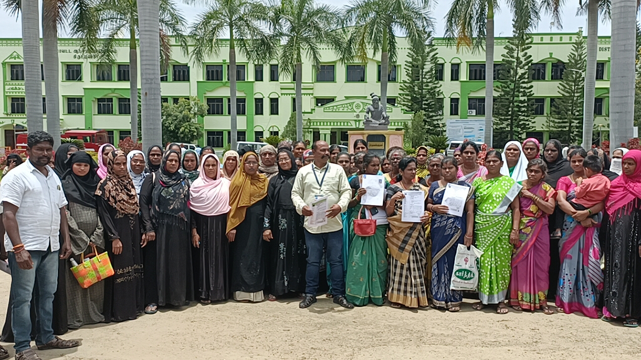 கிருஷ்ணகிரி மாவட்டம் காவேரிப்பட்டினம் அண்ணா நகர் பகுதியில் சேர்ந்த 50-க்கும் மேற்பட்டவர்கள்இலவச  குடியிருப்பு வீடுகள் கட்டித்தர கோரி மாவட்ட ஆட்சியரை சந்தித்து கோரிக்கை மனுவினை அளித்தனர்