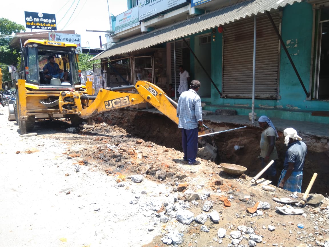 புதுவை வில்லியனூர் பஞ்சாயத்து கோட்டைமேடு சாலையில் மழைக்காலம் வருவதற்கு முன் பழைய கழிவுநீர் கால்வாய் அடிக்கடி அடைப்பு ஏற்படுவதால் புதிய கழிவுநீர் கால்வாய் அமைக்கும் பணியில் பொதுப்பணி துறையினர் ஈடுபட்டு வருகின்றனர். புதுவை செய்தியாளர் பார்த்தசாரதி