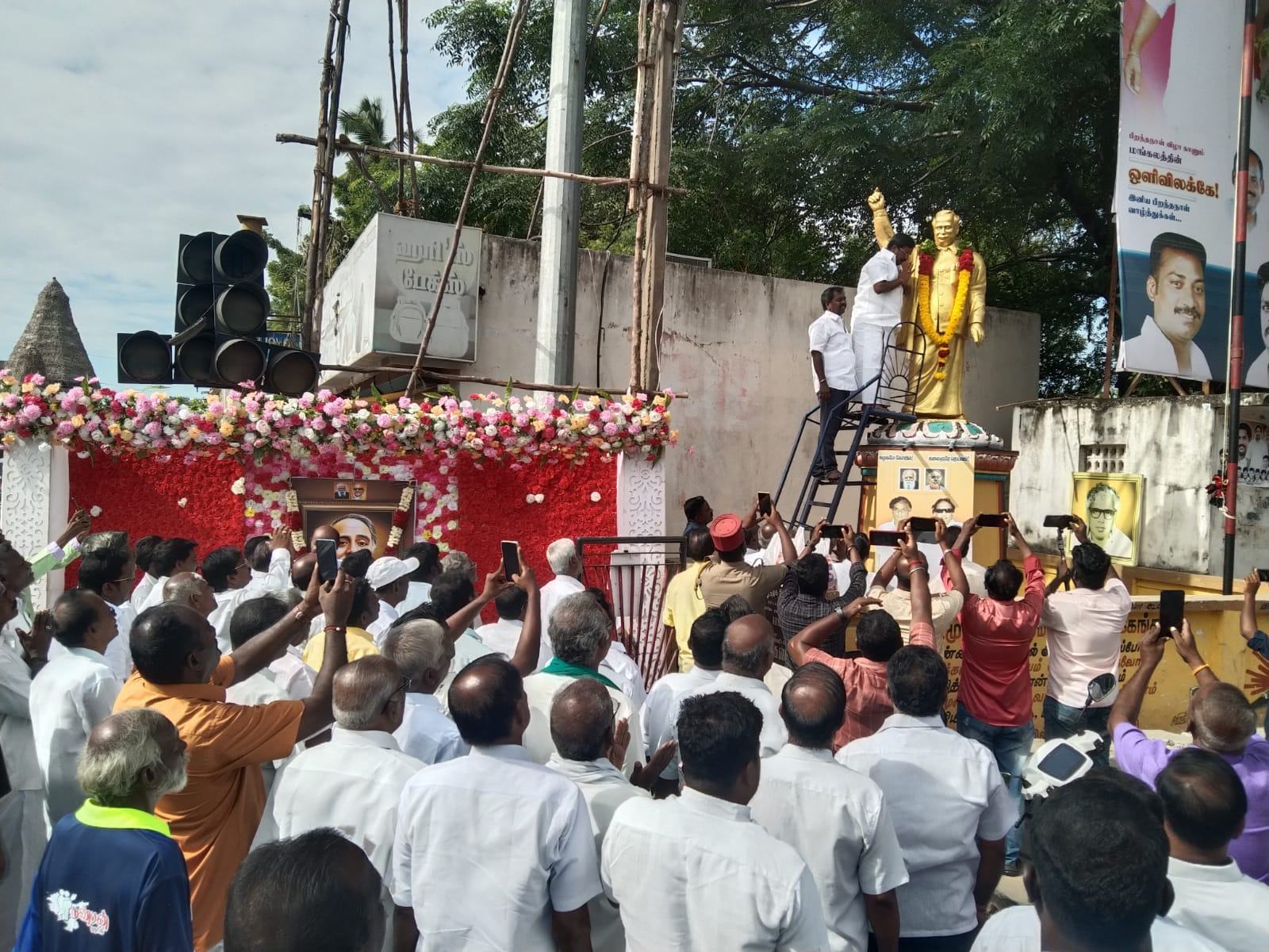 புதுச்சேரியில் இன்று அண்ணாவின் பிறந்த நாளை முன்னிட்டு எதிர்க்கட்சித் தலைவர் திரு. சிவா எம்.எல்.ஏ அவர்கள் அண்ணாவின் சிலைக்கு மலர் தூவி மரியாதை செலுத்தினார்