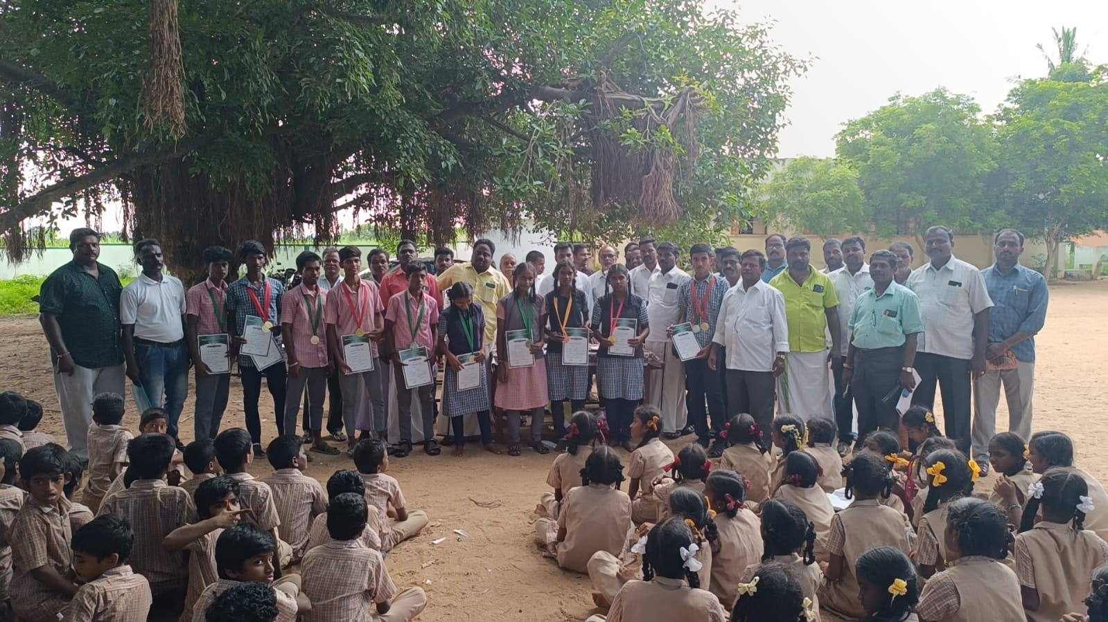 திருக்கோவிலூர் அருகே குறுவட்ட அளவிலான விளையாட்டுப் போட்டிகளில் கலந்து கொண்ட 80 அரசு பள்ளி மாணவ மாணவியர்களுக்கு அம்பேத்கர் பதிப்பகம் அறக்கட்டளை சார்பில் பாராட்டு சான்றிதழ்கள் மற்றும் பதக்கங்களை வழங்கி சால்வை அணிவித்து கௌரவிப்பு