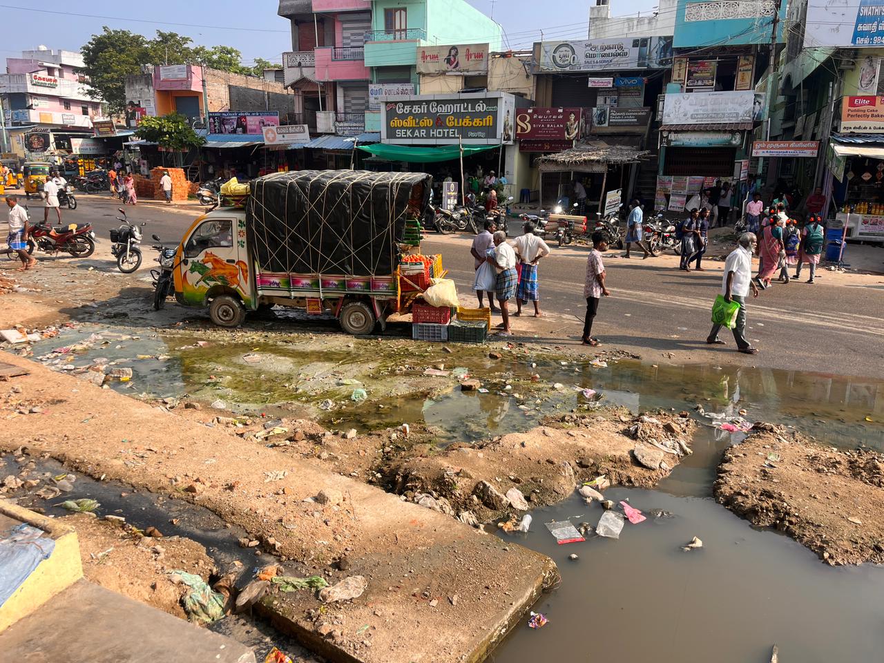 என்று தீரும் இந்த அவலம்.???  விழுப்புரம் to திருவண்ணாமலை தேசிய நெடுஞ்சாலை உள்ள கண்டாச்சிபுரம் பேருந்திற்கு காத்திருக்கும் நூற்றுக்கணக்கான மக்கள் அவதி,,! கடை வியாபாரிகள் பாதிப்பு,,!!