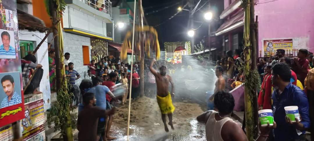 அருள்மிகு ஸ்ரீ பண்டரிநாதன் கோவிலில் கிருஷ்ணர் ஜெயந்தி முன்னிட்டு உறியடி மற்றும் வழுக்கு மரம் ஏறும் நிகழ்ச்சி