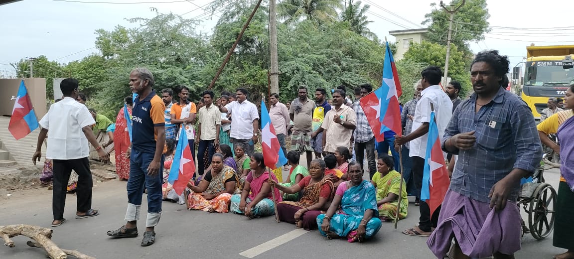 மதுபான கடைகள் வருவதை தடை செய்ய வேண்டும் என்று வி.சி.க கட்சியின்  தலைமையில் போராட்டம்