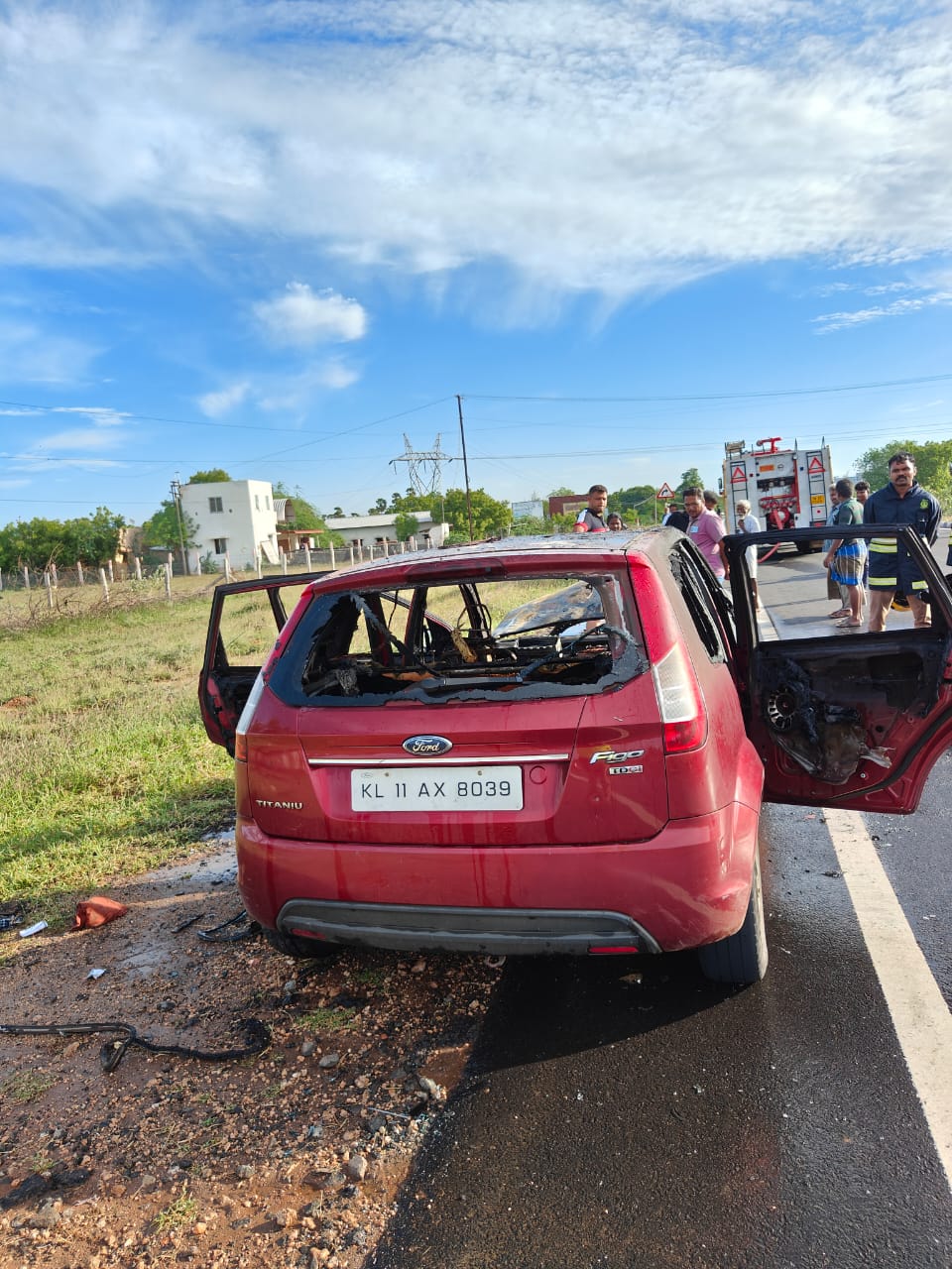 மதுரை தேசிய நெடுஞ்சாலையில் உள்ள சாலையில் கேரளாவை நோக்கி சென்ற கார் தீ விபத்து - இஞ்சின் மற்றும் இருக்கைகள் எரிந்து எலும்புக்கூடாக காட்சியளித்தது.