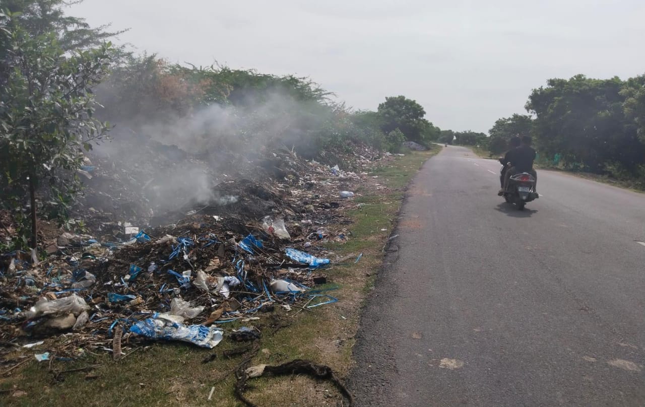 விழுப்புரம் நகராட்சி சாலை அருகே குப்பையை எரிப்பதால் மூச்சுத் திணறல் மற்றும் விபத்தும் ஏற்படுமோ என்ற பயத்தில் வாகன ஓட்டிகள்.