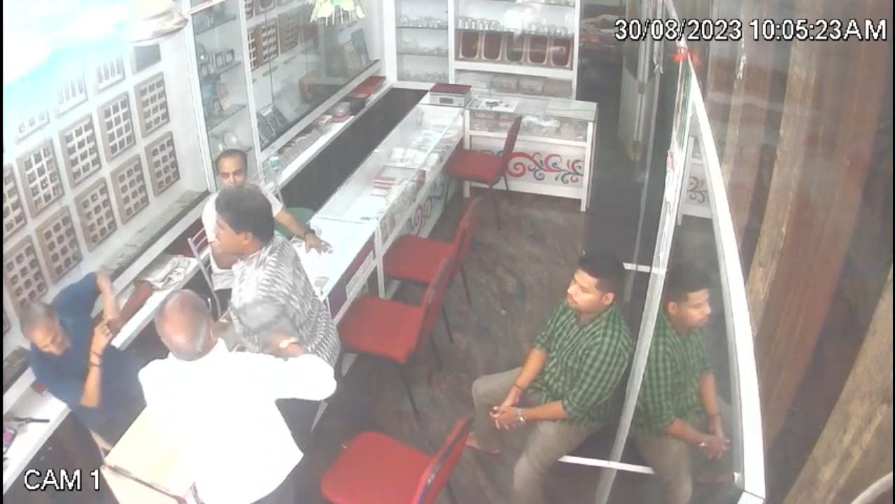 மதுராந்தகத்தில் நகைக்கடை உரிமையாளரை தாக்கும் CCTV பதிவால் பரபரப்பு