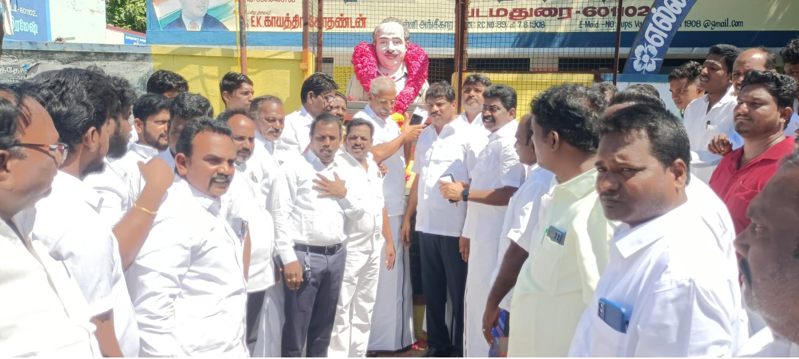 பெரியபாளையம்:செப்:16 எல்லாபுரம் வடக்கு ஒன்றிய திமுக சார்பில் பேரறிஞர் அண்ணாவின் 115 ஆவது பிறந்த நாளை முன்னிட்டு அவரது சிலைக்கு மாலை அணிவித்து மலர் தூவி மரியாதை செலுத்தி இனிப்பு வழங்கி கொண்டாட்டம்.