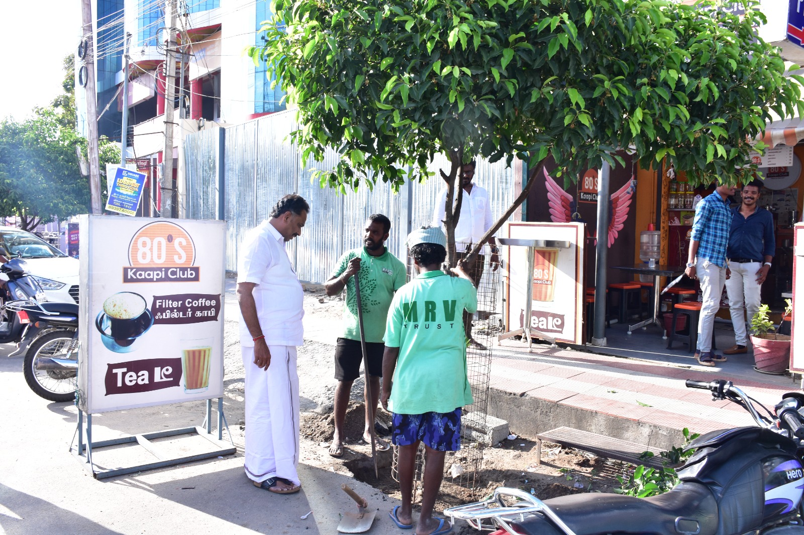 கரூர் மாநகராட்சி பகுதிகளில் எம்.ஆர்.வி டிரஸ்ட் யின் "கானகத்திற்குள் கரூர்" என்ற செயல் திட்டத்தின் மூலம் பராமரிக்கப்பட்டு வரும் மரங்களின் பணிகளை முன்னாள் போக்குவரத்துத்துறை அமைச்சர் எம்.ஆர்.விஜயபாஸ்கர் அவர்கள் பார்வையிட்டு ஆய்வு செய்தார்.